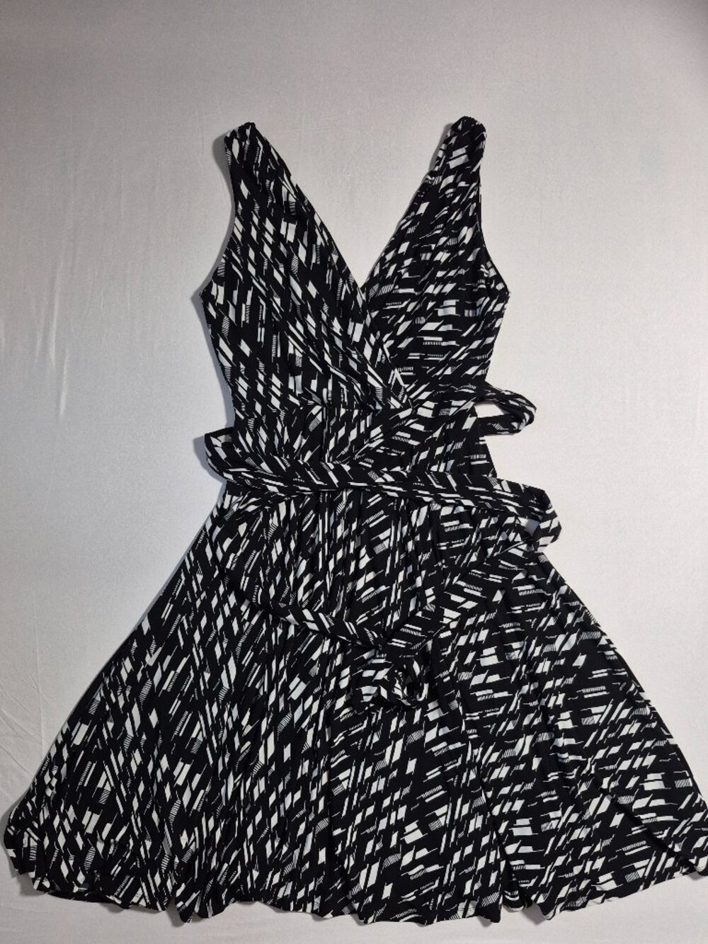 Lauren Ralph Lauren Women’s Flare Dress Size 10 Black/White Abstract V-Neck